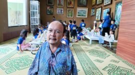 Sabar Subardi pelukis difabel asal Salatiga selaku pemilik Saung Kelir.
