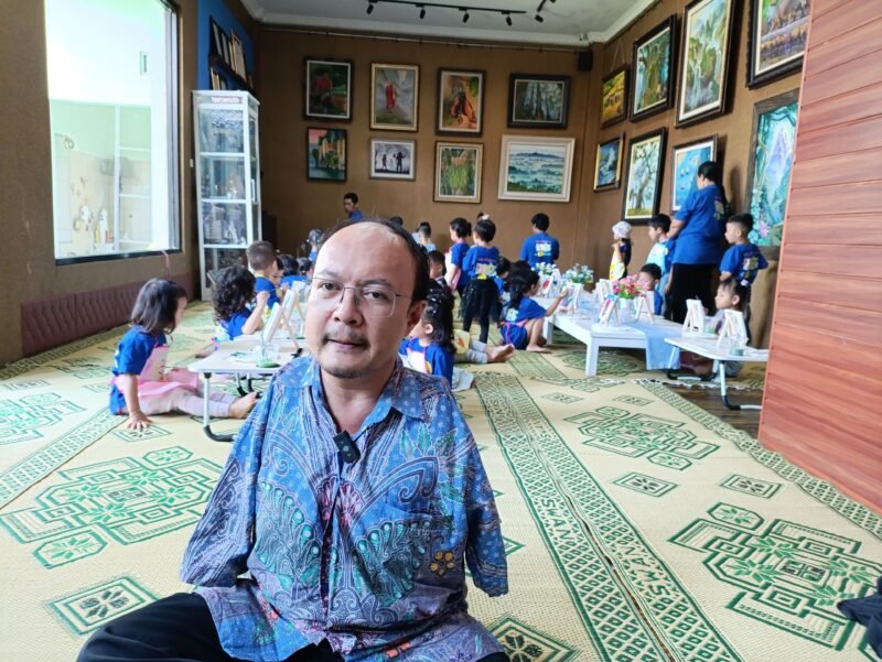 Sabar Subardi pelukis difabel asal Salatiga selaku pemilik Saung Kelir.