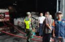 Petugas Damkar sedang memadamkan kebakaran di CV. Mega Briquete Salatiga.