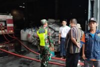 Petugas Damkar sedang memadamkan kebakaran di CV. Mega Briquete Salatiga.