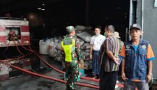 Petugas Damkar sedang memadamkan kebakaran di CV. Mega Briquete Salatiga.