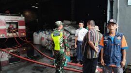 Petugas Damkar sedang memadamkan kebakaran di CV. Mega Briquete Salatiga.