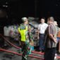 Petugas Damkar sedang memadamkan kebakaran di CV. Mega Briquete Salatiga.