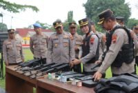 Kapolres Salatiga AKBP Veronica memimpin pemeriksaan senjata rutin di Polres Salatiga.