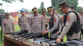 Kapolres Salatiga AKBP Veronica memimpin pemeriksaan senjata rutin di Polres Salatiga.
