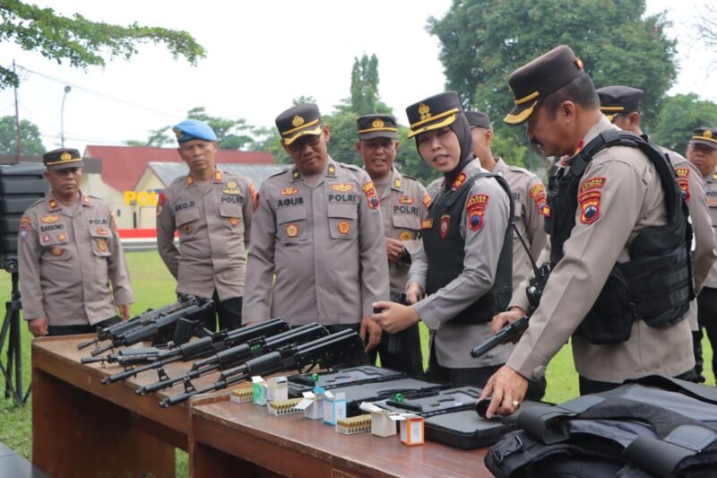 Kapolres Salatiga AKBP Veronica memimpin pemeriksaan senjata rutin di Polres Salatiga.