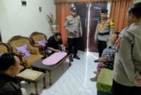 Polisi sedang melakukan olah TKP.