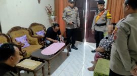 Polisi sedang melakukan olah TKP.