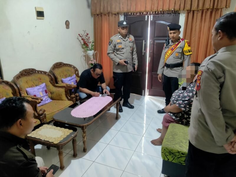 Polisi sedang melakukan olah TKP.