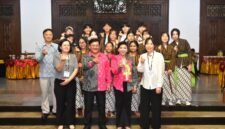 Wali Kota Salatiga bersama para siswa dari Korea Selatan.