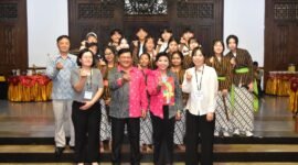 Wali Kota Salatiga bersama para siswa dari Korea Selatan.