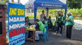 Sarapan gratis untuk pengemudi ojol yang disediakan oleh Satpas Prototype Satlantas Polres Salatiga.