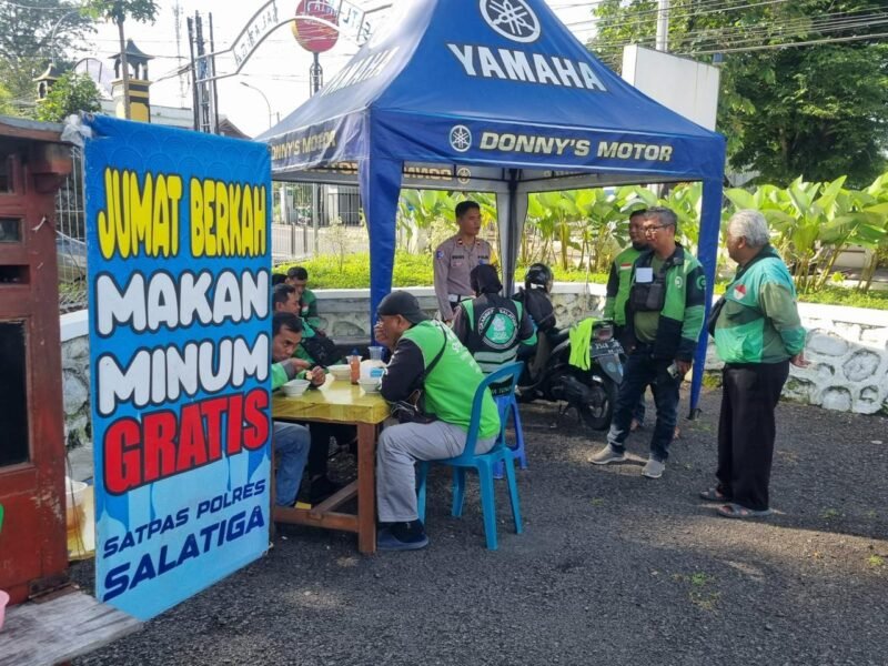 Sarapan gratis untuk pengemudi ojol yang disediakan oleh Satpas Prototype Satlantas Polres Salatiga.