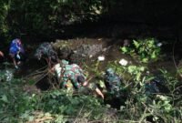 Anggota Kodim 0714/Salatiga turun ke Sungai Kridanggo dalam acara Resik-resik Kali.