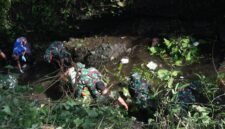 Anggota Kodim 0714/Salatiga turun ke Sungai Kridanggo dalam acara Resik-resik Kali.