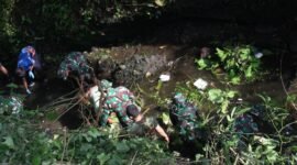 Anggota Kodim 0714/Salatiga turun ke Sungai Kridanggo dalam acara Resik-resik Kali.