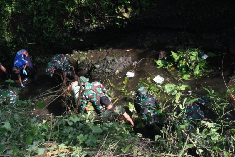 Anggota Kodim 0714/Salatiga turun ke Sungai Kridanggo dalam acara Resik-resik Kali.
