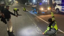 Petugas kepolisian sedang melakukan olah TKP.