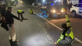 Petugas kepolisian sedang melakukan olah TKP.