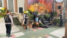Unit K9 Sat Samapta Polres Salatiga melakukan penyisiran di salah satu gereja di Salatiga.