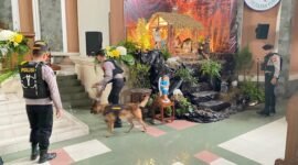 Unit K9 Sat Samapta Polres Salatiga melakukan penyisiran di salah satu gereja di Salatiga.