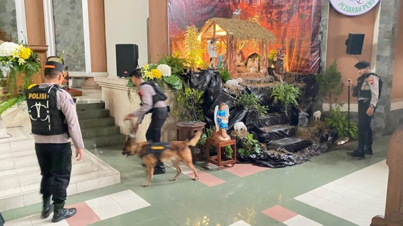 Unit K9 Sat Samapta Polres Salatiga melakukan penyisiran di salah satu gereja di Salatiga.