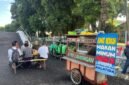 Warga antusias menikmati makan dan minum gratis di Jumat Berkah Satpas Polres Salatiga.