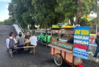 Warga antusias menikmati makan dan minum gratis di Jumat Berkah Satpas Polres Salatiga.