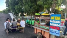 Warga antusias menikmati makan dan minum gratis di Jumat Berkah Satpas Polres Salatiga.
