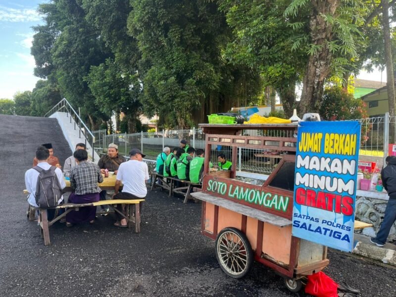Warga antusias menikmati makan dan minum gratis di Jumat Berkah Satpas Polres Salatiga.