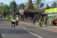 Personel Satlantas Polres Salatiga mendatangi dan melakukan olah TKP di Simpang Gamol.