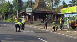 Personel Satlantas Polres Salatiga mendatangi dan melakukan olah TKP di Simpang Gamol.