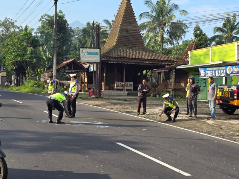 Personel Satlantas Polres Salatiga mendatangi dan melakukan olah TKP di Simpang Gamol.