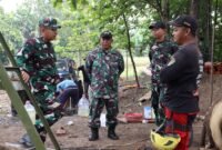Dandim 0714/Salatiga meninjau langsung pembangunan jembatan dan berdialog dengan warga.