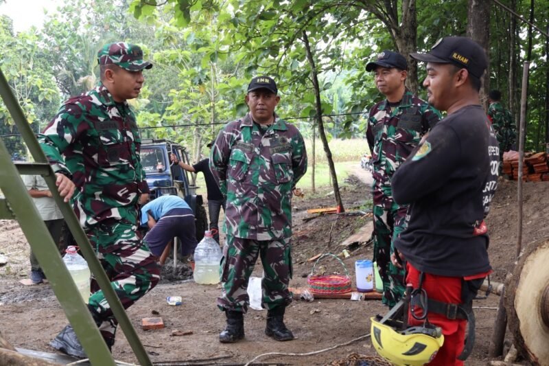 Dandim 0714/Salatiga meninjau langsung pembangunan jembatan dan berdialog dengan warga.