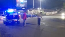 Polisi sedang melakukan olah TKP laka lantas di simpang tiga Kalinongko.