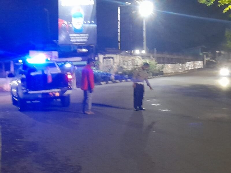 Polisi sedang melakukan olah TKP laka lantas di simpang tiga Kalinongko.