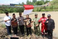 Peresmian jembatan gantung ARA-AMP 2 oleh beberapa pejabat terkait.