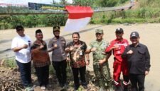 Peresmian jembatan gantung ARA-AMP 2 oleh beberapa pejabat terkait.