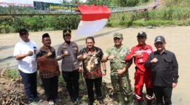 Peresmian jembatan gantung ARA-AMP 2 oleh beberapa pejabat terkait.