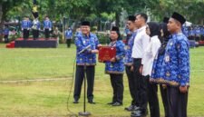 Wali Kota Salatiga Robby Hernawan menyerahkan SK kepada 908 PPPK se Salatiga.