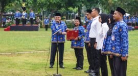 Wali Kota Salatiga Robby Hernawan menyerahkan SK kepada 908 PPPK se Salatiga.