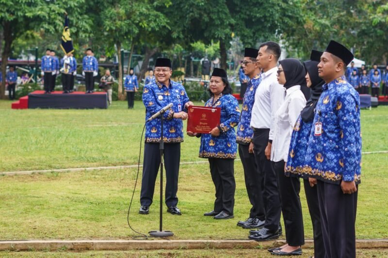 Wali Kota Salatiga Robby Hernawan menyerahkan SK kepada 908 PPPK se Salatiga.