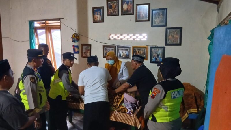 Penyerahan jenazah korban kepada pihak keluarga untuk dimakamkan.