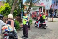 Petugas Satlamtas Polres Salatiga melakukan penertiban lawan arus di jalan Monginsidi.