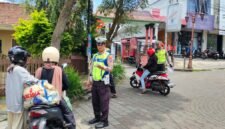 Petugas Satlamtas Polres Salatiga melakukan penertiban lawan arus di jalan Monginsidi.