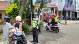 Petugas Satlamtas Polres Salatiga melakukan penertiban lawan arus di jalan Monginsidi.