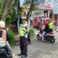Petugas Satlamtas Polres Salatiga melakukan penertiban lawan arus di jalan Monginsidi.