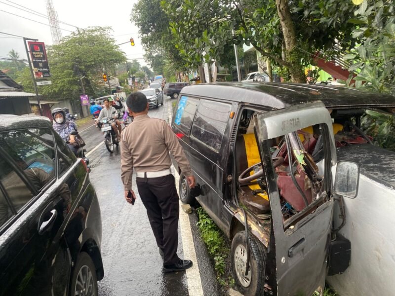 Kondisi Daihatsu Hijet saat menabrak pembatas jembatan.