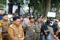 Wali Kota Salatiga, Dr. Robby menemui dan mendengarkan tuntutan Aliansi Mahasiswa Salatiga.